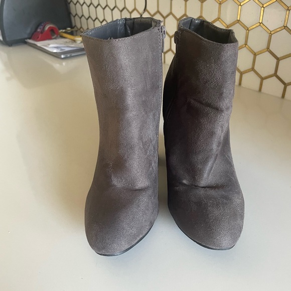 Grey faux suede ankle boots with square chunky heal. Size 6 - Picture 3 of 8